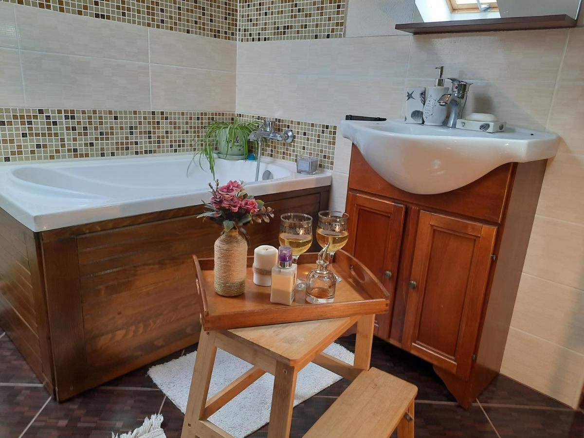 Vintage And Cozy Room, Free Parking, Shared House In The Small Quiet Village Alba Iulia Exterior photo